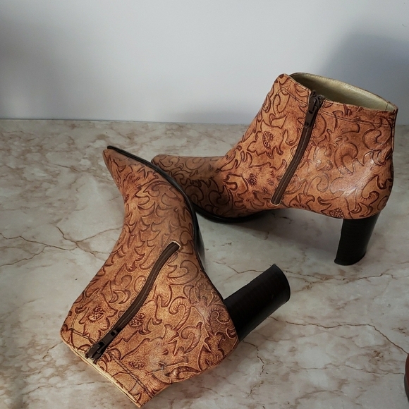Peter Kiser Stylish Embossed Tan Ankle Booties 9.5 - Picture 5 of 7